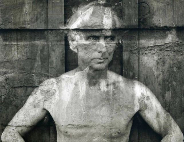 Max Ernst fotografato da Frederick Sommer, con un bizzarro effetto di auto-frottage
