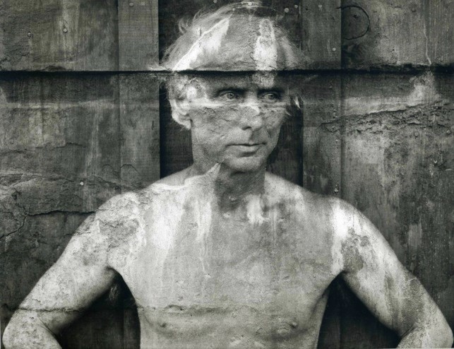 Max Ernst fotografato da Frederick Sommer, con un bizzarro effetto di auto-frottage