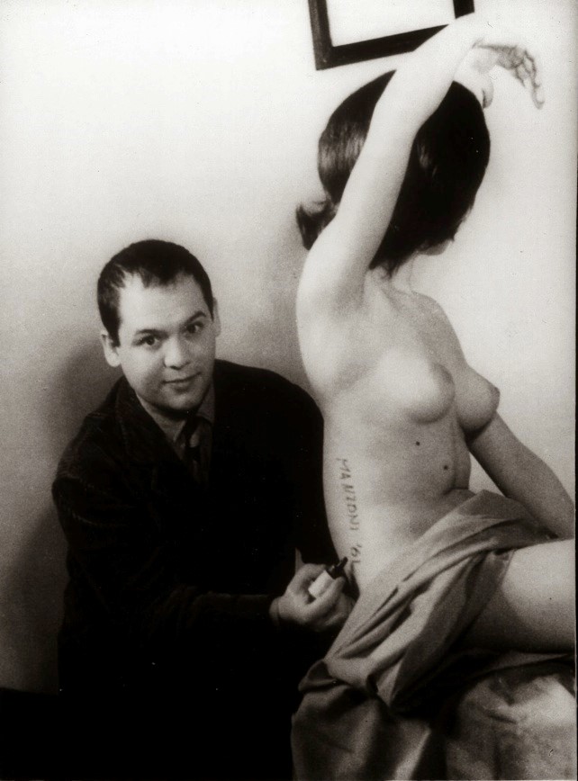 Piero Manzoni Scultura viva 1961