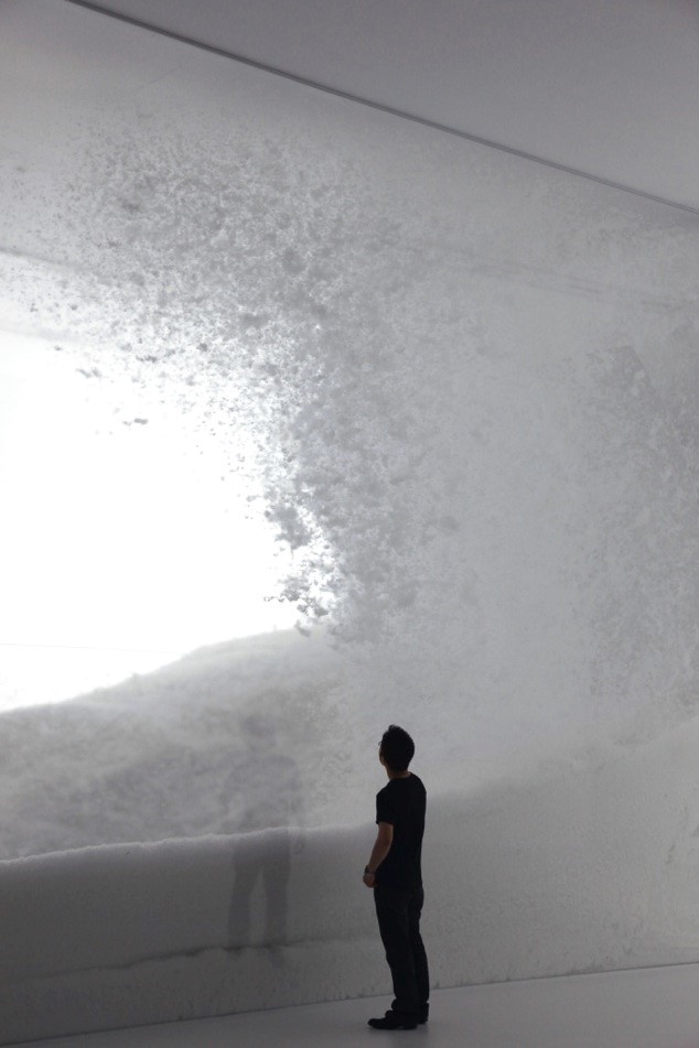 Tokujin Yoshioka, Snow, Mori Art Museum Tokyo, 2010.  La neve, carica d’energia, sembra voler imitare l’onda di Hokusai. 
