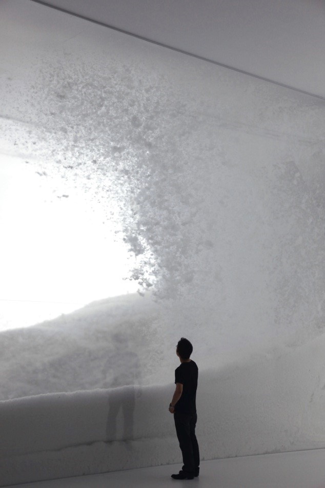 Tokujin Yoshioka, Snow, Mori Art Museum Tokyo, 2010. La neve, carica d’energia, sembra voler imitare l’onda di Hokusai.