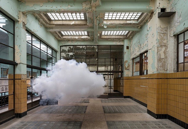 Berndnaut Smilde, Nimbus Dumont, 2014. Foto: Cassander Eeftinck Schattenkerk. Con una scatola da scarpe, un batuffolo di cotone, matite colorate, un pezzo di lenza e altre cose, quest’installazione-instabile è il modello per un possibile gioco dell’arte per i bambini.