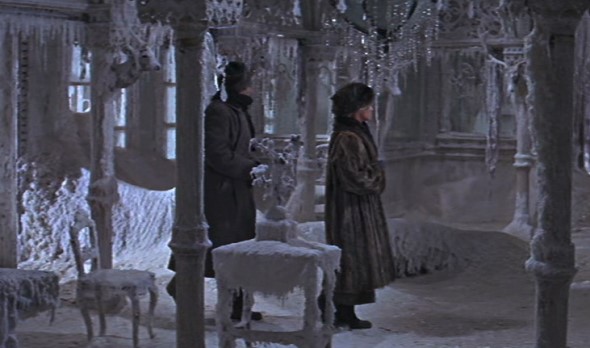Živago e Lara, nella casa di Varykino, accolti con una certa freddezza dai ricordi del Dottore. In questo caso il clima tenta inutilmente di raffreddare la passione degli amanti.