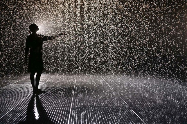 Rain Room, installazione di  ‘Random International’ , The Curve at the Barbican Centre,  Londra, 2012.  La pioggia che non bagna. Avrebbe reso impossibile il numero di ballo più famoso della storia del cinema, quello di Gene Kelly in Singin’ In the Rain (1952). 