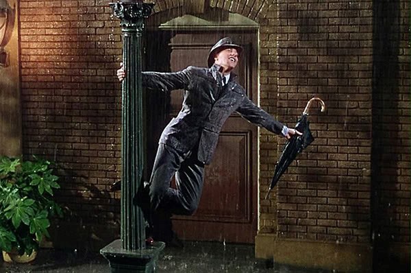 Gene Kelly cerca di non perdersene una sola goccia. La pioggia è musica. Quello era certo tutto un altro clima.