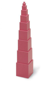La Torre rosa di Maria Montessori, serie di cubi in legno, verniciati in rosa, che vanno da 1 a 10 centimetri di lato.