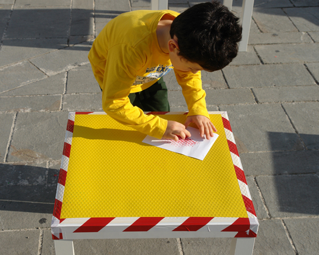 Il frottage in piazza a Santarcangelo di Romagna, Centro Zaffiria.