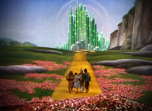 Dorothy, lo Spaventapasseri, il Leone e l’Uomo di Latta sono in dirittura d’arrivo. Laggiù li aspetta il Mago di Oz o qualcosa del genere. Quando ci si affida a una strada di mattoni gialli, bisogna essere pronti a ogni sorpresa.