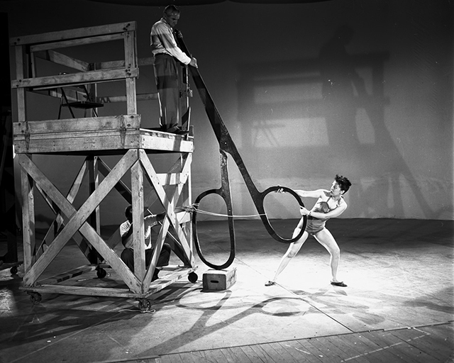 Ecco in azione Margaret Kelly, l’attrice che gli animatori della Disney usarono nel 1953 come modello per i movimenti di Campanellino nella loro versione di Peter Pan. Un adulto alle prese con oggetti giganti che fa da controfigura a un personaggio minuscolo che si fa vedere solo dai bambini.