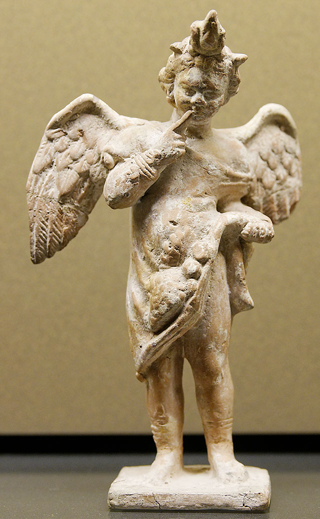 Eros Arpocrate, figurina in terracotta proveniente da Myrina, sull’isola di Lemno, c. 100–50 a.c., Museo del Louvre.