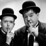 Stan Laurel e Oliver Hardy invitano al silenzio per lasciare spazio alla risata?  Ma forse Stanlio ha avuto una delle sue intuizioni improvvise e catastrofiche e Ollio lo esorta e lo corregge,  con esiti ancora più funesti ed esilaranti.