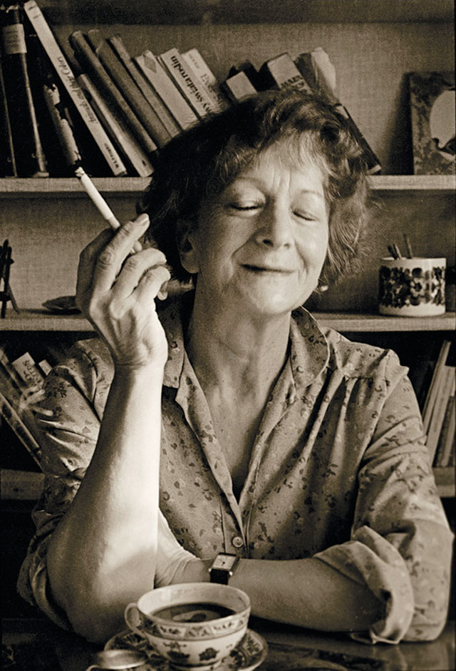La poetessa Wisława Szimborska si gode una fumante tazza di silenzio perfetto