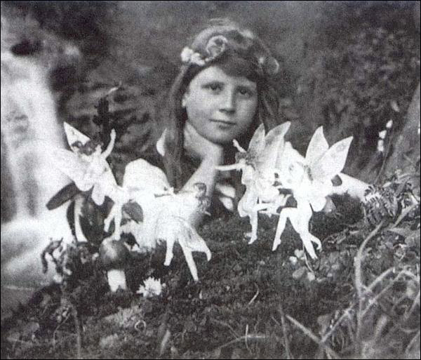 L’inventore di Sherlock Holmes deposto ogni utile scetticismo prese per buone le fotografie delle Fate di Cottingley realizzate nel 1917 da Elsie Wright (16 anni) e Frances Griffiths (10 anni); ne difese a lungo l’autenticità e nel 1922 pubblicò il libro The Coming of the Fairies. L’invisibile riposa la mente stremata dalla logica.