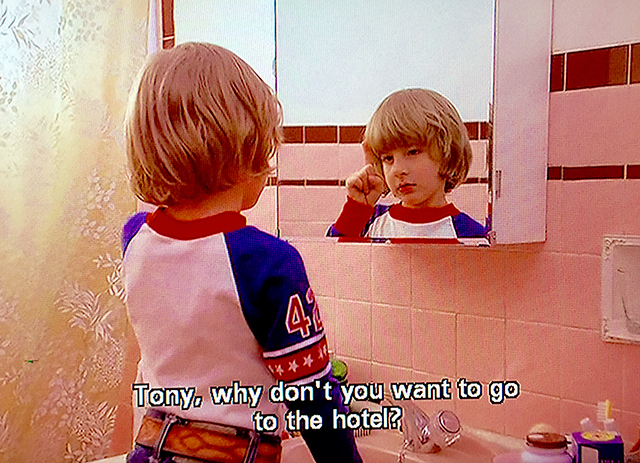 Tony è invisibile ma ha delle idee precise su quello che Danny dovrebbe fare e soprattutto su dove non dovrebbe andare. Chi abita l’invisibile la sa sempre lunga perché può vedere ciò che non dovrebbe essere guardato. Stanley Kubrick The Shining 1980.