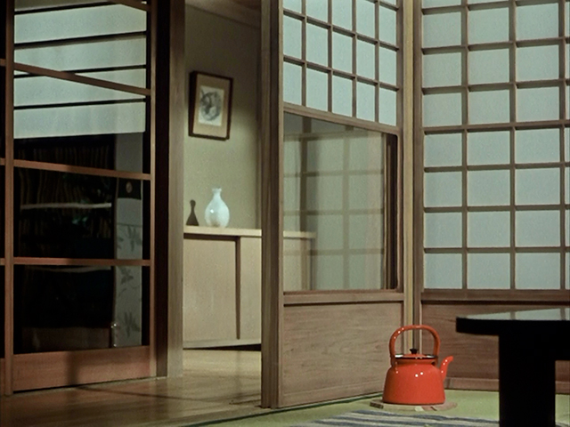 Nel film di Ozu Yasujiro Fiori d’Equinozio (1958), la teiera rossa partecipa alla vita di famiglia maturando un peculiare punto di vista su quello che accade. È a noi spettatori che parla, essendo la sua presenza ubiqua del tutto indifferente ai personaggi della storia.