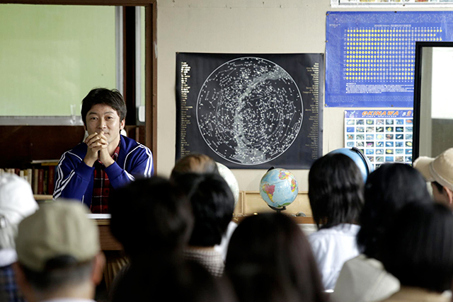 Yûsuke (Tatanabu Asano), l’uomo che non c’è si prodiga per dare un assetto scientifico alla sua non esistenza. Senza avvertire i suoi allievi che stanno ascoltando un fantasma. Il cinema permette di dare corpo all’invisibilità, invitandoci a vedere quello in cui non crediamo