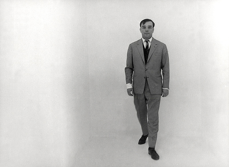 Yves Klein passeggia nel nulla lasciando a noi il compito di arredare, o lasciare vuote, le pareti invisibili armati di energia creativa.